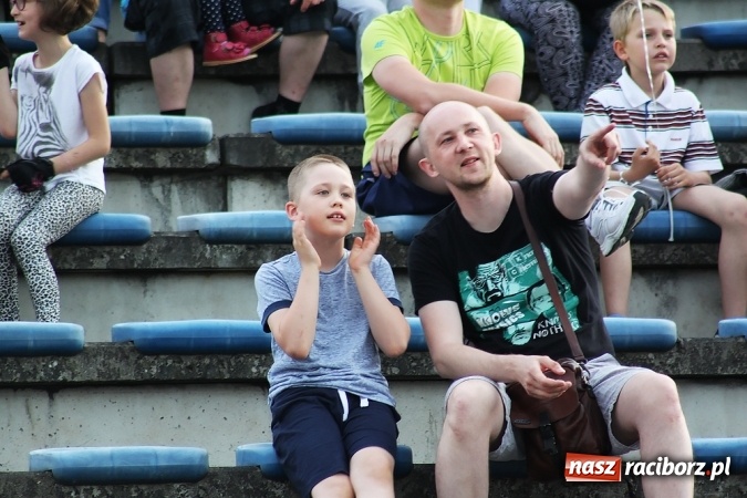 Zdjęcie w galerii na portalu naszraciborz.pl: Wielka bitwa powietrzna na stadionie miejskim wiadomości z regionu