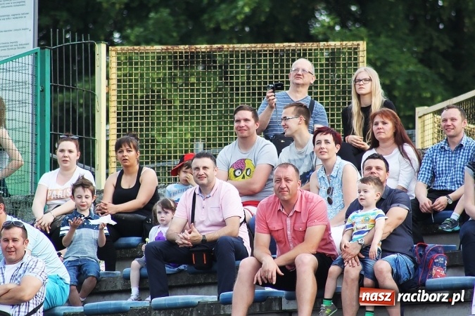 Zdjęcie w galerii na portalu naszraciborz.pl: Wielka bitwa powietrzna na stadionie miejskim wiadomości z regionu
