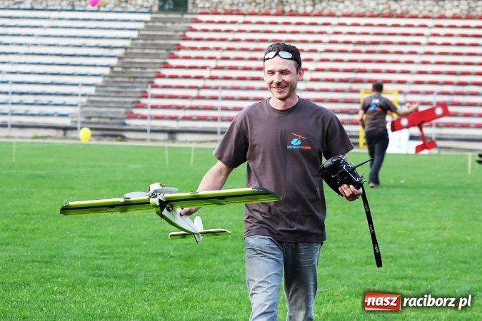 Zdjęcie w galerii na portalu naszraciborz.pl: Wielka bitwa powietrzna na stadionie miejskim wiadomości z regionu
