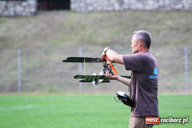 Zdjęcie w galerii na portalu naszraciborz.pl: Wielka bitwa powietrzna na stadionie miejskim wiadomości z regionu