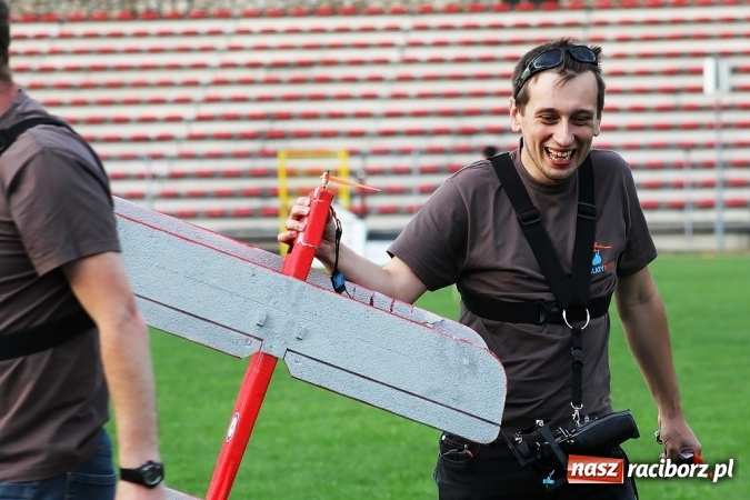 Zdjęcie w galerii na portalu naszraciborz.pl: Wielka bitwa powietrzna na stadionie miejskim wiadomości z regionu