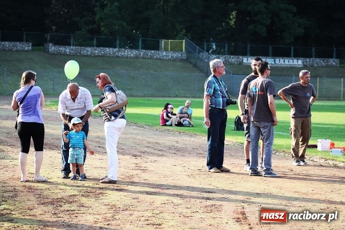 Zdjęcie w galerii na portalu naszraciborz.pl: Wielka bitwa powietrzna na stadionie miejskim wiadomości z regionu