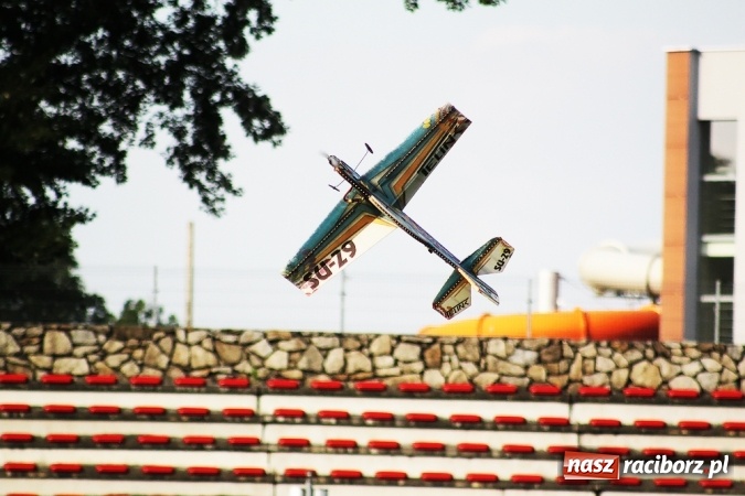 Zdjęcie w galerii na portalu naszraciborz.pl: Wielka bitwa powietrzna na stadionie miejskim wiadomości z regionu