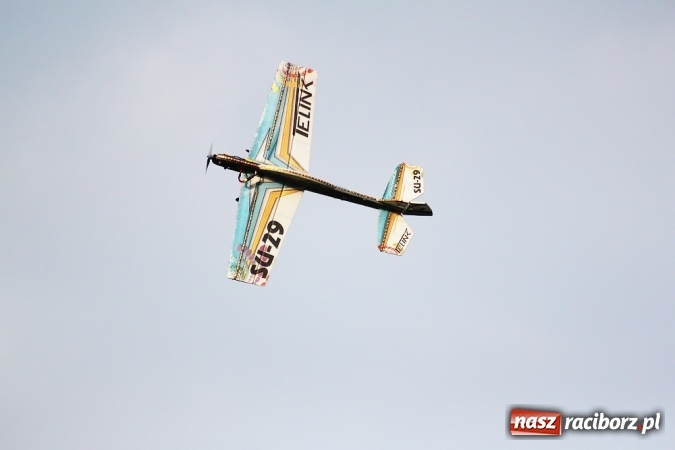 Zdjęcie w galerii na portalu naszraciborz.pl: Wielka bitwa powietrzna na stadionie miejskim wiadomości z regionu