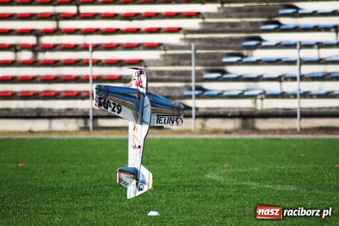 Zdjęcie w galerii na portalu naszraciborz.pl: Wielka bitwa powietrzna na stadionie miejskim wiadomości z regionu