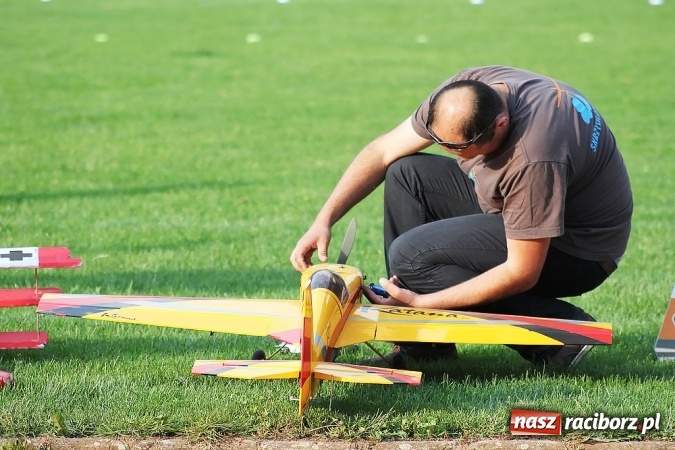 Zdjęcie w galerii na portalu naszraciborz.pl: Wielka bitwa powietrzna na stadionie miejskim wiadomości z regionu