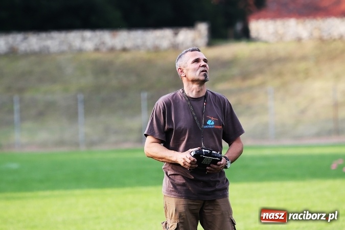 Zdjęcie w galerii na portalu naszraciborz.pl: Wielka bitwa powietrzna na stadionie miejskim wiadomości z regionu