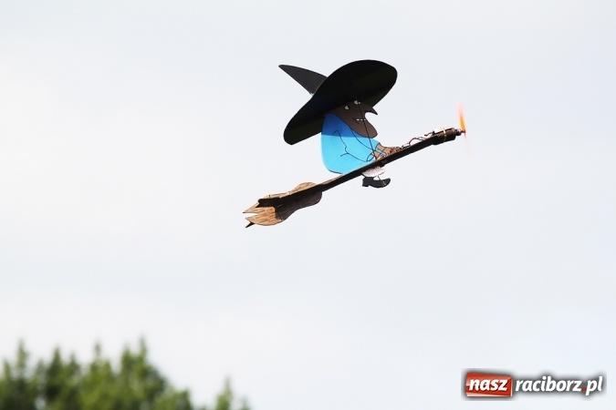 Zdjęcie w galerii na portalu naszraciborz.pl: Wielka bitwa powietrzna na stadionie miejskim wiadomości z regionu