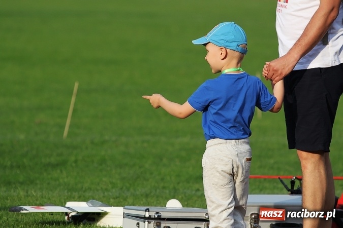 Zdjęcie w galerii na portalu naszraciborz.pl: Wielka bitwa powietrzna na stadionie miejskim wiadomości z regionu