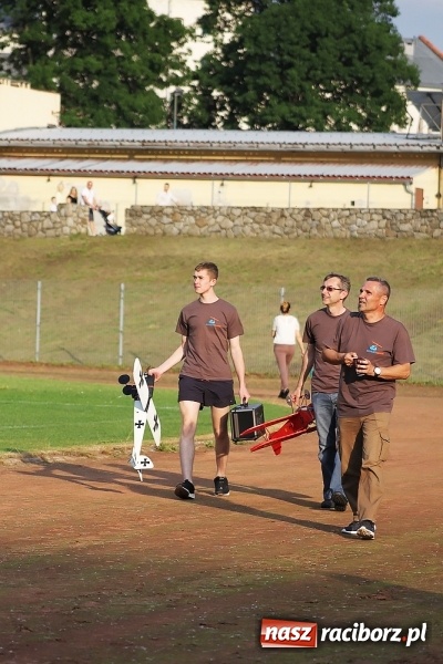 Zdjęcie w galerii na portalu naszraciborz.pl: Wielka bitwa powietrzna na stadionie miejskim wiadomości z regionu