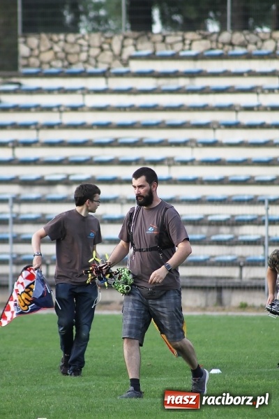 Zdjęcie w galerii na portalu naszraciborz.pl: Wielka bitwa powietrzna na stadionie miejskim wiadomości z regionu