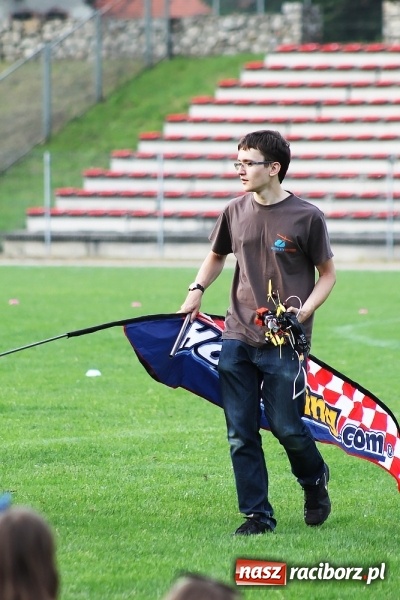 Zdjęcie w galerii na portalu naszraciborz.pl: Wielka bitwa powietrzna na stadionie miejskim wiadomości z regionu