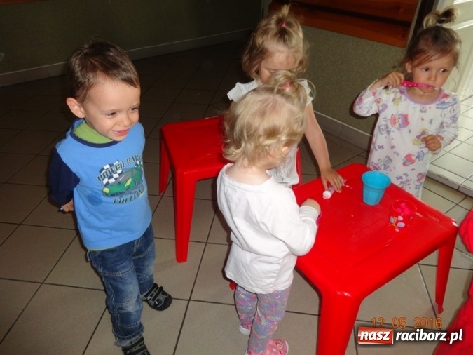 Zdjęcie w galerii na portalu naszraciborz.pl: Maluchy z Fiku-miku już na wakacjach  wiadomości z regionu