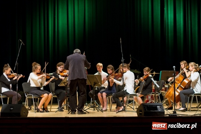 Zdjęcie w galerii na portalu naszraciborz.pl: RCK zaprasza do amfiteatru na festyn rodzinny. Wczoraj wystąpili muzycy wiadomości z regionu