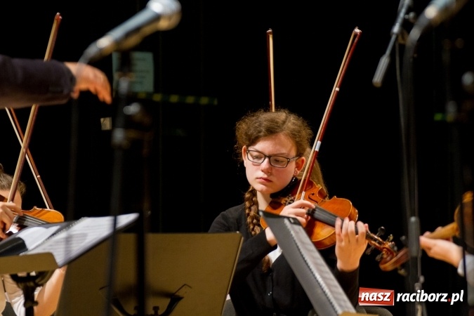 Zdjęcie w galerii na portalu naszraciborz.pl: RCK zaprasza do amfiteatru na festyn rodzinny. Wczoraj wystąpili muzycy wiadomości z regionu