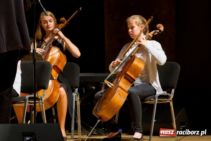 Zdjęcie w galerii na portalu naszraciborz.pl: RCK zaprasza do amfiteatru na festyn rodzinny. Wczoraj wystąpili muzycy wiadomości z regionu