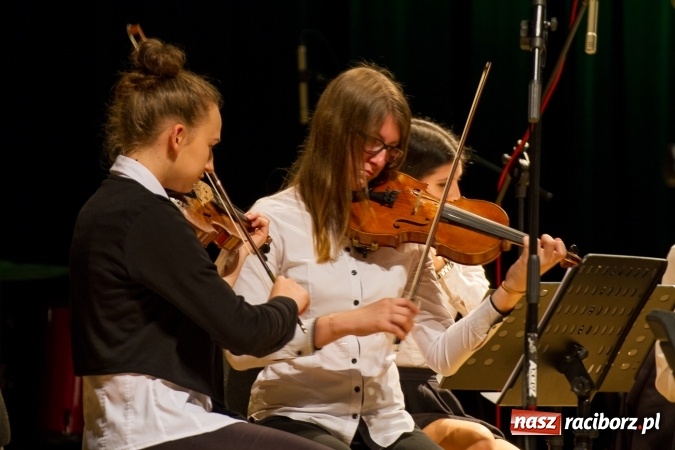Zdjęcie w galerii na portalu naszraciborz.pl: RCK zaprasza do amfiteatru na festyn rodzinny. Wczoraj wystąpili muzycy wiadomości z regionu