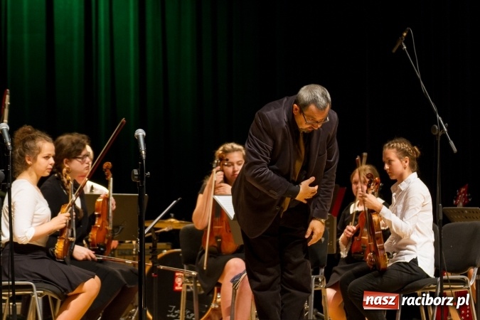 Zdjęcie w galerii na portalu naszraciborz.pl: RCK zaprasza do amfiteatru na festyn rodzinny. Wczoraj wystąpili muzycy wiadomości z regionu