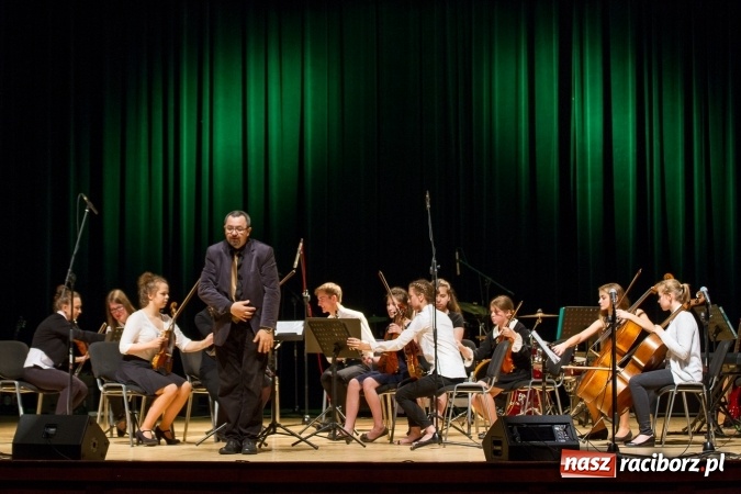 Zdjęcie w galerii na portalu naszraciborz.pl: RCK zaprasza do amfiteatru na festyn rodzinny. Wczoraj wystąpili muzycy wiadomości z regionu