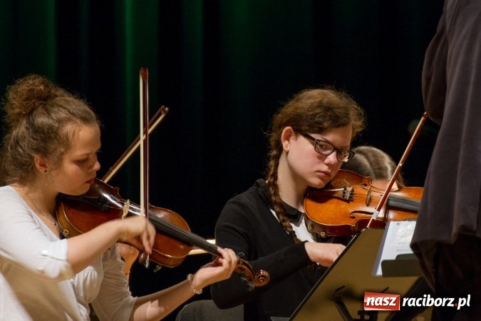 Zdjęcie w galerii na portalu naszraciborz.pl: RCK zaprasza do amfiteatru na festyn rodzinny. Wczoraj wystąpili muzycy wiadomości z regionu