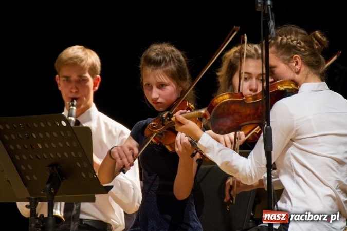 Zdjęcie w galerii na portalu naszraciborz.pl: RCK zaprasza do amfiteatru na festyn rodzinny. Wczoraj wystąpili muzycy wiadomości z regionu