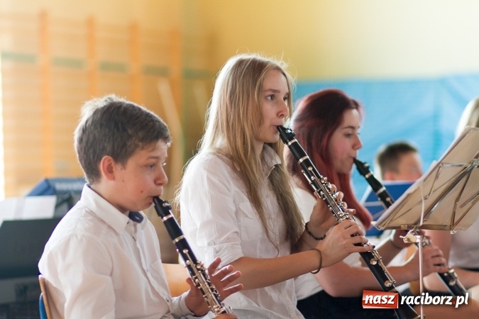 Zdjęcie w galerii na portalu naszraciborz.pl: Chwile wspomnień i łzy wzruszeń - rudnicka szkoła ma 50 lat  wiadomości z regionu