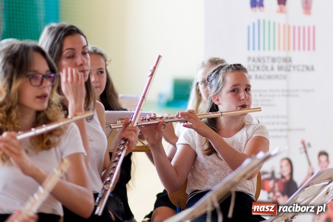 Zdjęcie w galerii na portalu naszraciborz.pl: Chwile wspomnień i łzy wzruszeń - rudnicka szkoła ma 50 lat  wiadomości z regionu