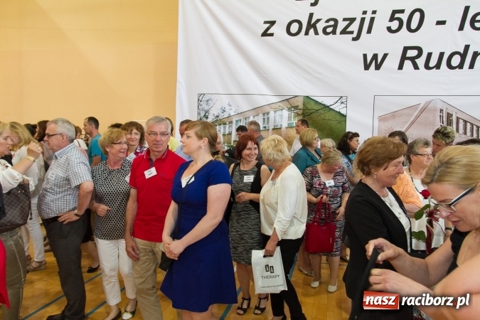 Zdjęcie w galerii na portalu naszraciborz.pl: Chwile wspomnień i łzy wzruszeń - rudnicka szkoła ma 50 lat  wiadomości z regionu