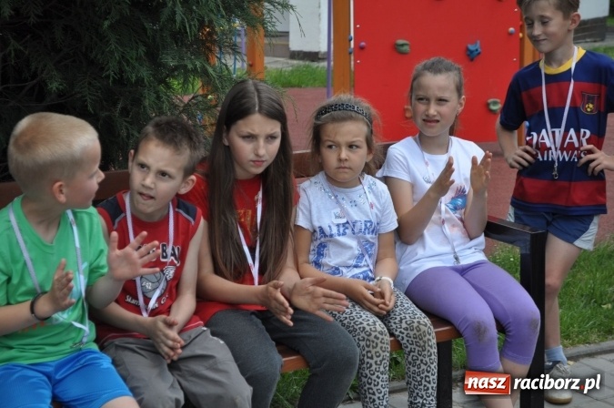 Zdjęcie w galerii na portalu naszraciborz.pl: Zumba z Manuelą i inne atrakcje. Dzień Dziecka w szkole i przedszkolu w Sudole  wiadomości z regionu