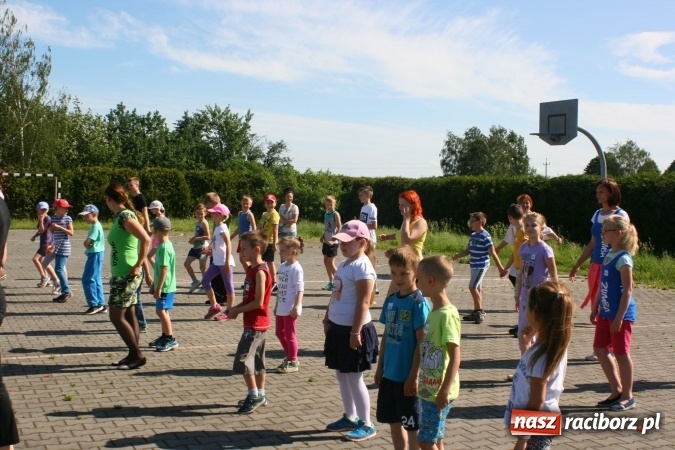 Zdjęcie w galerii na portalu naszraciborz.pl: Zumba z Manuelą i inne atrakcje. Dzień Dziecka w szkole i przedszkolu w Sudole  wiadomości z regionu