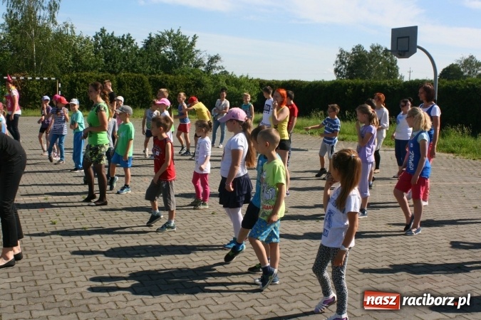 Zdjęcie w galerii na portalu naszraciborz.pl: Zumba z Manuelą i inne atrakcje. Dzień Dziecka w szkole i przedszkolu w Sudole  wiadomości z regionu