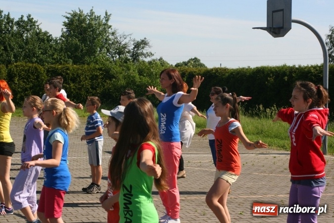 Zdjęcie w galerii na portalu naszraciborz.pl: Zumba z Manuelą i inne atrakcje. Dzień Dziecka w szkole i przedszkolu w Sudole  wiadomości z regionu