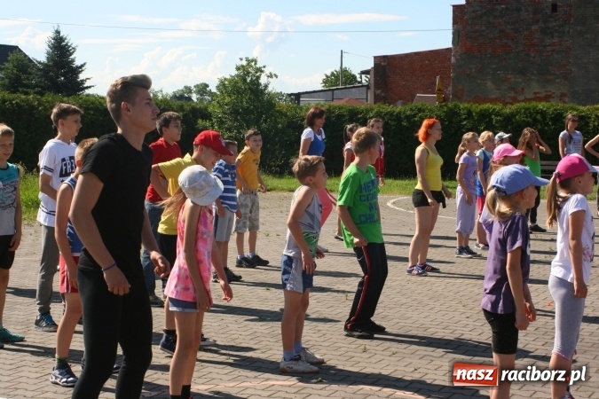 Zdjęcie w galerii na portalu naszraciborz.pl: Zumba z Manuelą i inne atrakcje. Dzień Dziecka w szkole i przedszkolu w Sudole  wiadomości z regionu