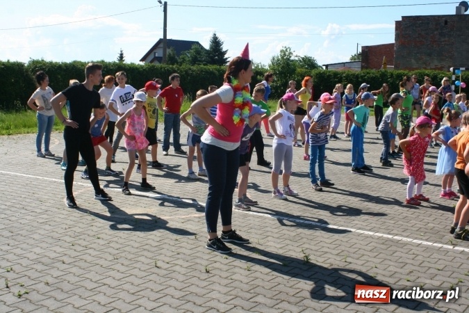 Zdjęcie w galerii na portalu naszraciborz.pl: Zumba z Manuelą i inne atrakcje. Dzień Dziecka w szkole i przedszkolu w Sudole  wiadomości z regionu