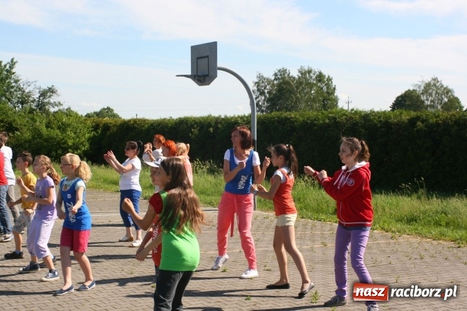 Zdjęcie w galerii na portalu naszraciborz.pl: Zumba z Manuelą i inne atrakcje. Dzień Dziecka w szkole i przedszkolu w Sudole  wiadomości z regionu