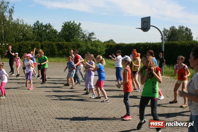 Zdjęcie w galerii na portalu naszraciborz.pl: Zumba z Manuelą i inne atrakcje. Dzień Dziecka w szkole i przedszkolu w Sudole  wiadomości z regionu