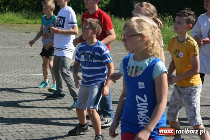 Zdjęcie w galerii na portalu naszraciborz.pl: Zumba z Manuelą i inne atrakcje. Dzień Dziecka w szkole i przedszkolu w Sudole  wiadomości z regionu