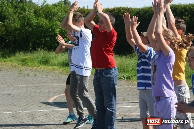 Zdjęcie w galerii na portalu naszraciborz.pl: Zumba z Manuelą i inne atrakcje. Dzień Dziecka w szkole i przedszkolu w Sudole  wiadomości z regionu