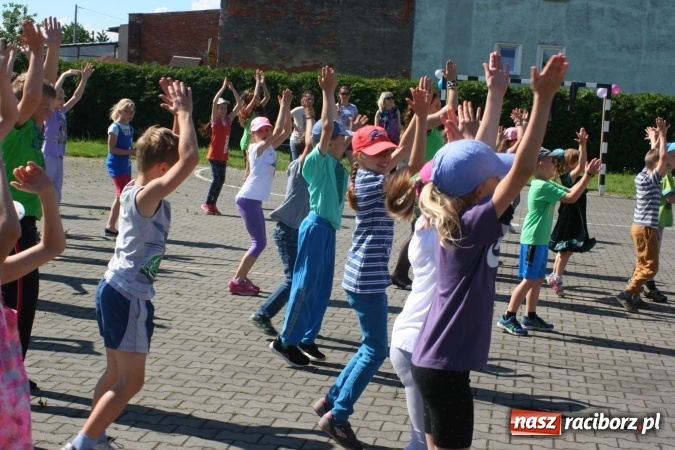 Zdjęcie w galerii na portalu naszraciborz.pl: Zumba z Manuelą i inne atrakcje. Dzień Dziecka w szkole i przedszkolu w Sudole  wiadomości z regionu