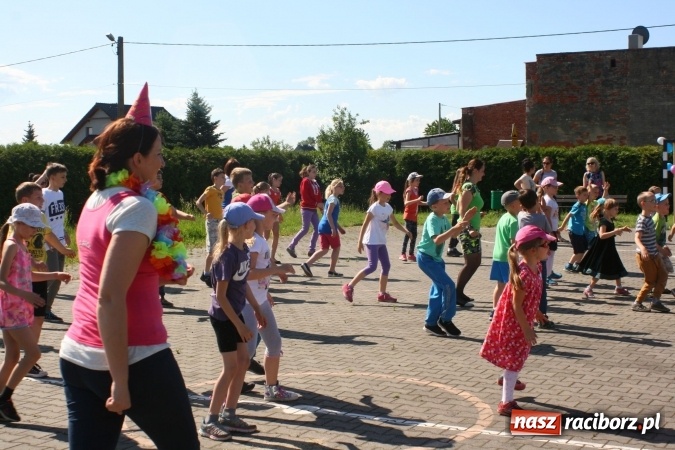 Zdjęcie w galerii na portalu naszraciborz.pl: Zumba z Manuelą i inne atrakcje. Dzień Dziecka w szkole i przedszkolu w Sudole  wiadomości z regionu