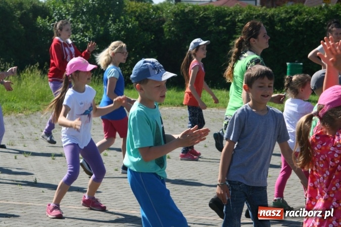 Zdjęcie w galerii na portalu naszraciborz.pl: Zumba z Manuelą i inne atrakcje. Dzień Dziecka w szkole i przedszkolu w Sudole  wiadomości z regionu