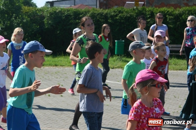 Zdjęcie w galerii na portalu naszraciborz.pl: Zumba z Manuelą i inne atrakcje. Dzień Dziecka w szkole i przedszkolu w Sudole  wiadomości z regionu
