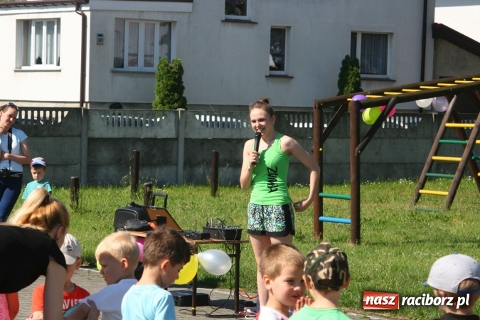 Zdjęcie w galerii na portalu naszraciborz.pl: Zumba z Manuelą i inne atrakcje. Dzień Dziecka w szkole i przedszkolu w Sudole  wiadomości z regionu