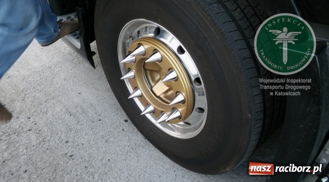 Zdjęcie w galerii na portalu naszraciborz.pl: Grecki pojazd jak z Hollywood. Pomylił drogę z planem filmowym wiadomości z regionu