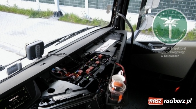 Zdjęcie w galerii na portalu naszraciborz.pl: Grecki pojazd jak z Hollywood. Pomylił drogę z planem filmowym wiadomości z regionu