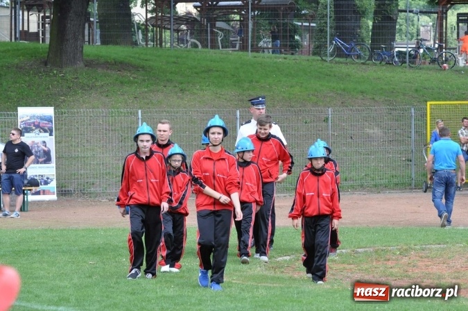 Zdjęcie w galerii na portalu naszraciborz.pl: Strażacy ochotnicy z Raciborza rywalizują na stadionie OSiR. Stawką Puchar Prezydenta wiadomości z regionu