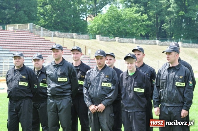 Zdjęcie w galerii na portalu naszraciborz.pl: Strażacy ochotnicy z Raciborza rywalizują na stadionie OSiR. Stawką Puchar Prezydenta wiadomości z regionu