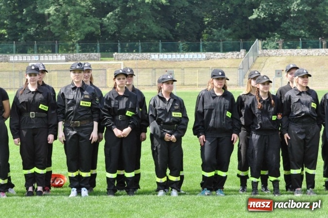 Zdjęcie w galerii na portalu naszraciborz.pl: Strażacy ochotnicy z Raciborza rywalizują na stadionie OSiR. Stawką Puchar Prezydenta wiadomości z regionu