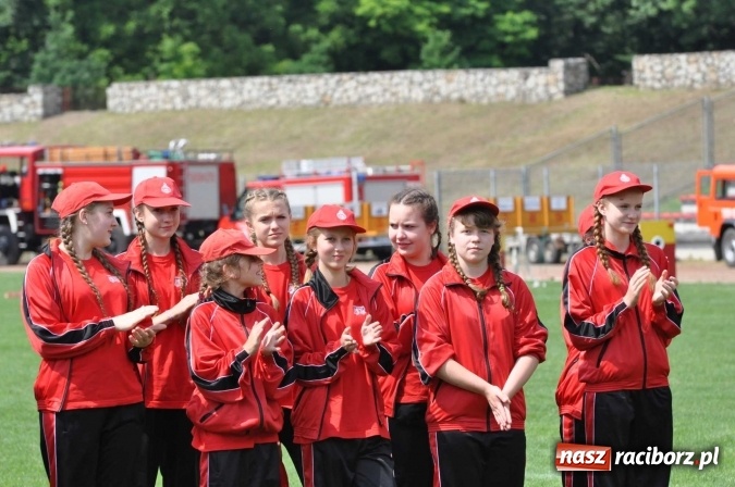 Zdjęcie w galerii na portalu naszraciborz.pl: Strażacy ochotnicy z Raciborza rywalizują na stadionie OSiR. Stawką Puchar Prezydenta wiadomości z regionu