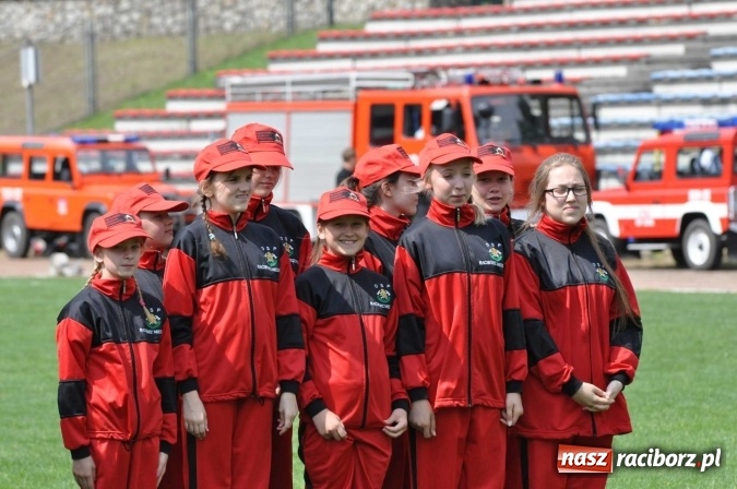 Zdjęcie w galerii na portalu naszraciborz.pl: Strażacy ochotnicy z Raciborza rywalizują na stadionie OSiR. Stawką Puchar Prezydenta wiadomości z regionu